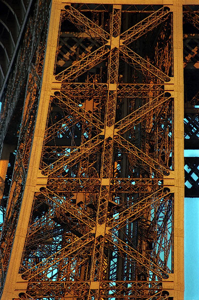 Le pylône nord de la tour Eiffel vu de l’avenue de New-York.