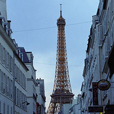 La rue Saint-Dominique et la tour Eiffel le soir.