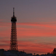 La tour Eiffel au crépuscule rose.