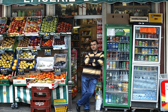 Le propriétaire devant son épicerie sur la rue de la Verrerie.