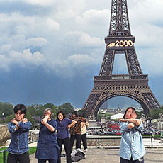 Falun’ Gong followers in front of the Eiffel Tower.