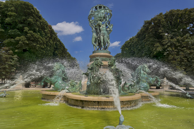 Water gushing from la Fontaine Carpeaux in the jardin Marco-Polo.
