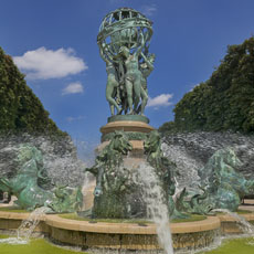 Water gushing from la Fontaine Carpeaux in le jardin Marco-Polo.