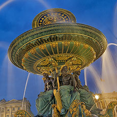 La fontaine des Fleuves dans la place de la Concorde la nuit.