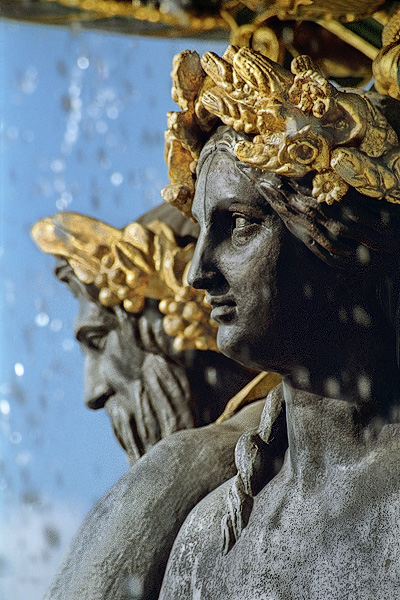Les visages d’une néréide et d’un triton dans la fontaine des Mers.
