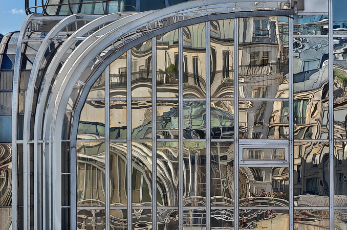 Reflections on a pavilion Willerval’s glass walls in les Halles.