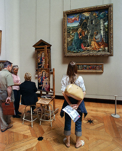 Des visiteurs au Louvre en train de regarder des tableaux et un copyist.