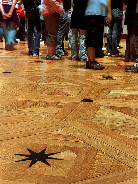 Des étoiles dans le parquet en bois de la Grande Galerie du Louvre.