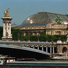 Le Grand Palais et la face orientale le pont Alexandre III.