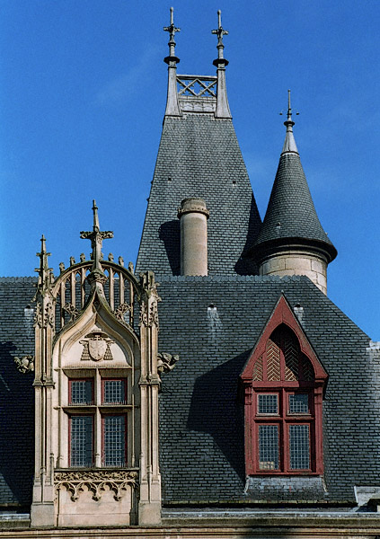 Des fenêtres sur la toiture en ardoise de l’hôtel de Sens.