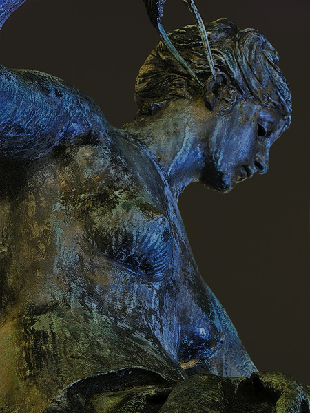 Une sculpture en bronze devant l’Hôtel de Ville.