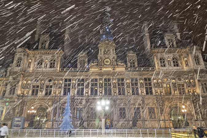 L’Hôtel de Ville dans une tempête de neige.