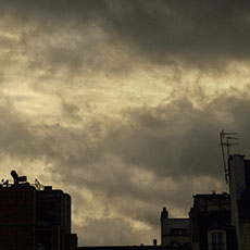 Des nuages gris au-dessus du Centre IRCAM.