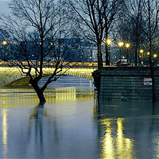 L’île Saint-Louis et le pont Louis-Philippe le soir lors des crues de la Seine de 2001.