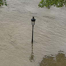 La pointe occidentale de l’île Saint-Louis couverte par les eaux de la Seine inondée.