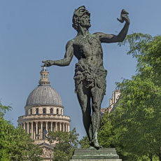 La statue en bronze dans le Jardin du Luxembourg intitulée «L’Acteur Grec» du baron Charles-Arthur Bourgeois.