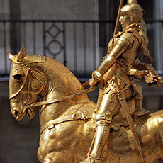 La statue de Jeanne d’Arc dans la place des Pyramides.