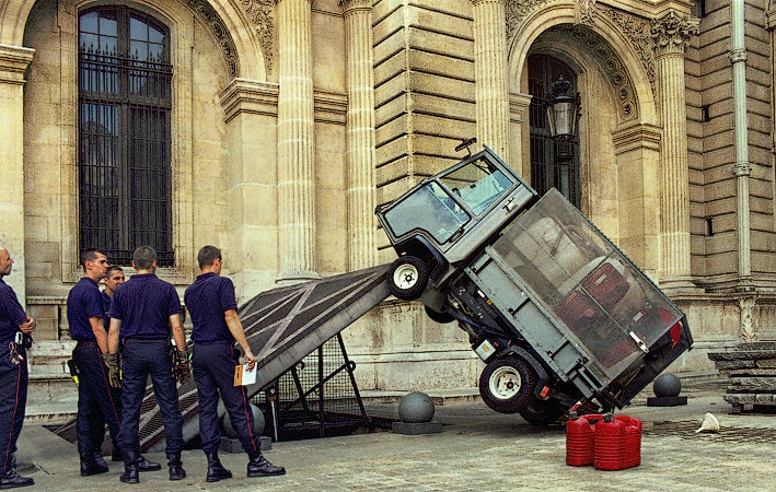 Un engin de nettoyage levé par une trappe d’accès ouverte au musée du Louvre.