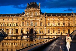 La cour Napoléon baignée d’un coucher de soleil doré, le pavillon Sully fut construit par Jacques Lemercier, l’architecte principal de Louis XIII.