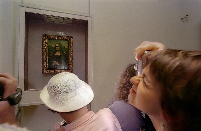 Des visiteurs au musée du Louvre en train de photographier la Jaconde.