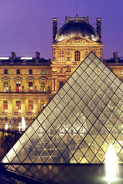 La Grande Pyramide du musée du Louvre la nuit.