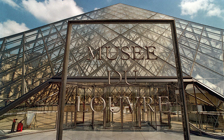 La grande pyramide et l’entrée principale au musée du Louvre.