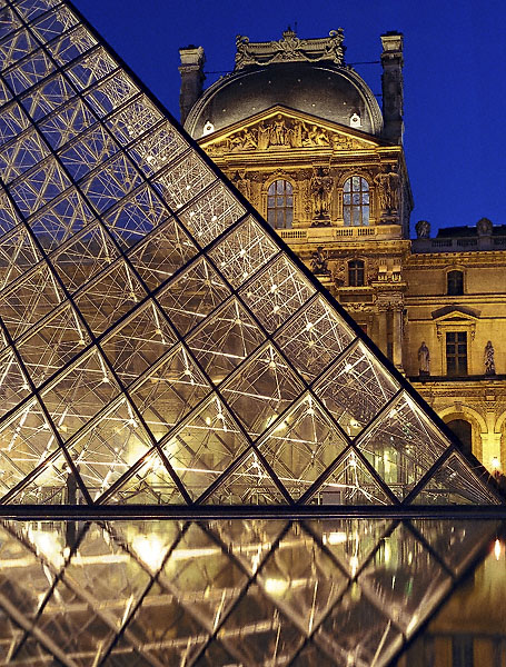 La Grande Pyramide du Louvre avec le pavillon Denon en arrière plan le soir.