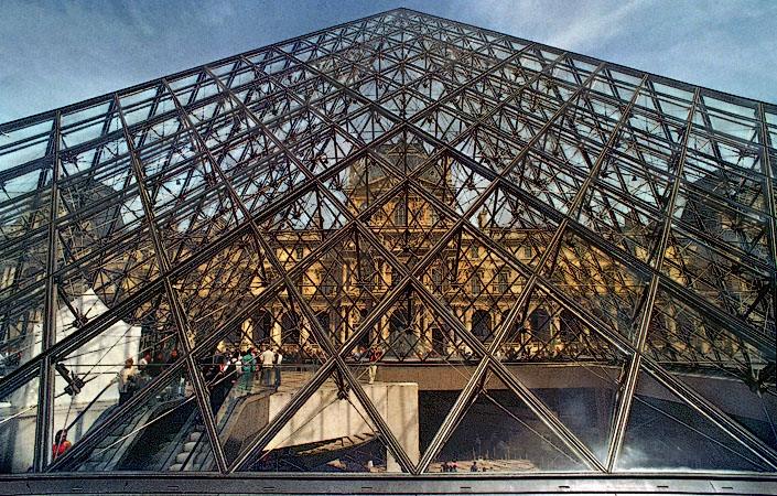 Le pavillon Richelieu vu à travers la Grande Pyramide du musée du Louvre.