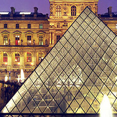 La Grande pyramide du musée du Louvre la nuit.