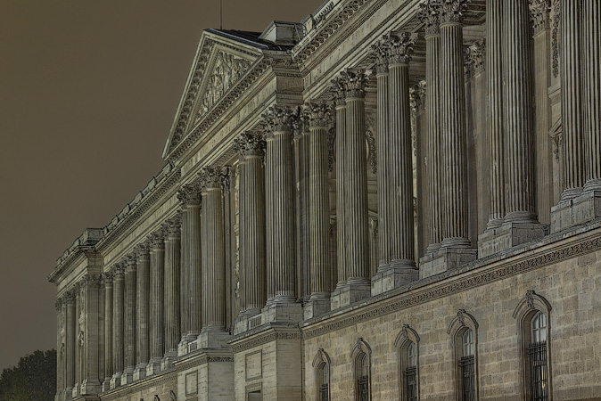 La colonnade du musée du Louvre la nuit.