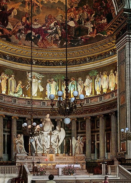 L’autel et l’intérieur de l’église de la Madeleine.