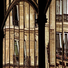 Les vitres du marché Saint-Quentin sur le boulevard Magenta.