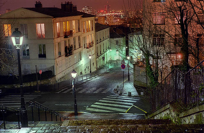 La rue du Chevalier de la Barre à Montmartre le soir.