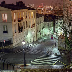La rue du Chevalier de la Barre à Montmartre le soir.
