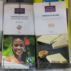Des paquets de chocolat noir, chocolat au lait et de chocolat blanc dans un supermarché Monoprix.