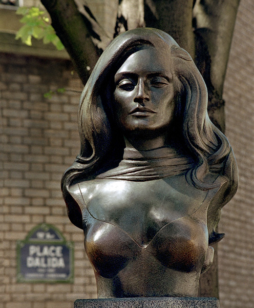 The statue of Dalida on rue de l’Abreuvoir.