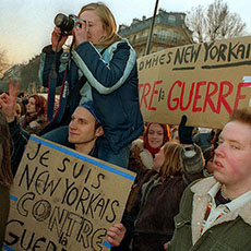 Des New-Yorkais manifestant contre les projets de guerre en Irak de George W. Bush.