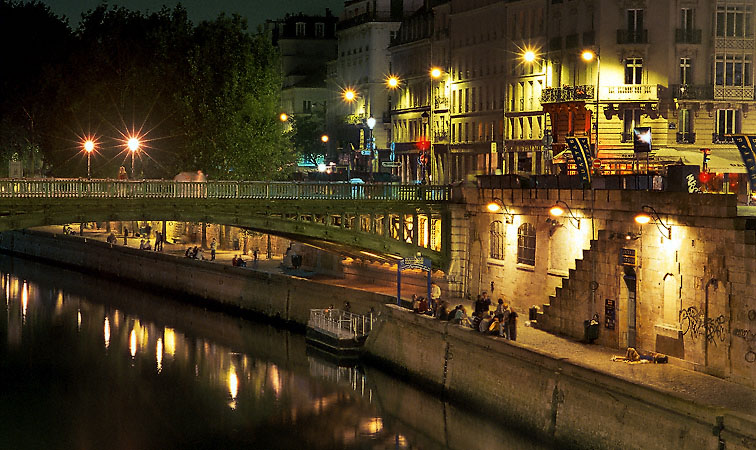The Left Bank of the Seine seen from the Petit pont at night.
