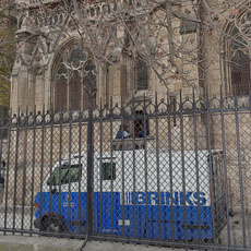 A Brinks armored truck next to Notre-Dame Cathedral.