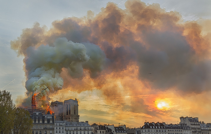 La flèche au milieu du toit de la cathédrale Notre-Dame brûle et tombe le lundi 15 avril 2019.