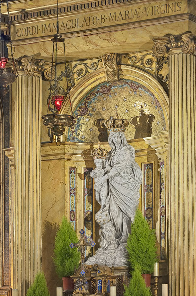 La statue de la Vierge Marie dans l’église Notre-Dame des Victoires.