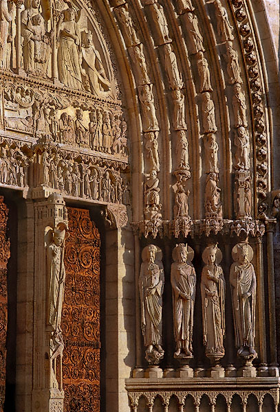 Le Portail Sainte-Anne de la cathédrale Notre-Dame.