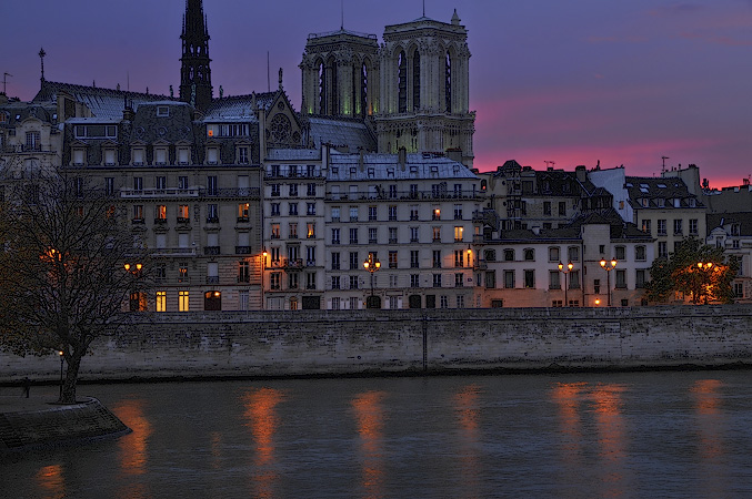 Notre-Dame and the north side of île de la Cité at night.