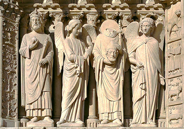 Des sculptures de quatre saints dont Saint-Denis sur la façade principale de Notre-Dame.