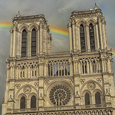 Un arc-en-ciel derrière la façade principale de cathédrale Notre-Dame.