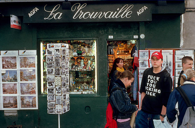 A teenager wearing a t-shirt reading “Fuck you, you fucking fuck” in Montmartre.