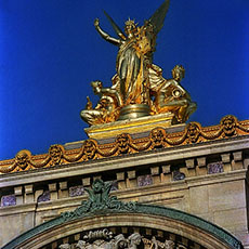 Le côté gauche de la façade principale de l’Opéra Garnier.