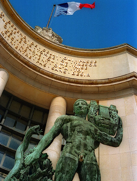 La statue en bronze de Apollo Musagète devant le palais de Chaillot.