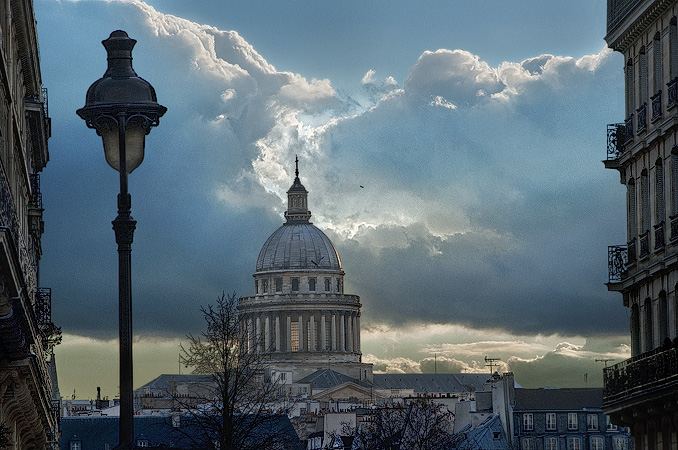 Clouds floating behind the northern façade of the Panthéon.