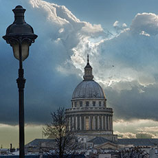 Clouds floating behind the northern façade of the Panthéon.